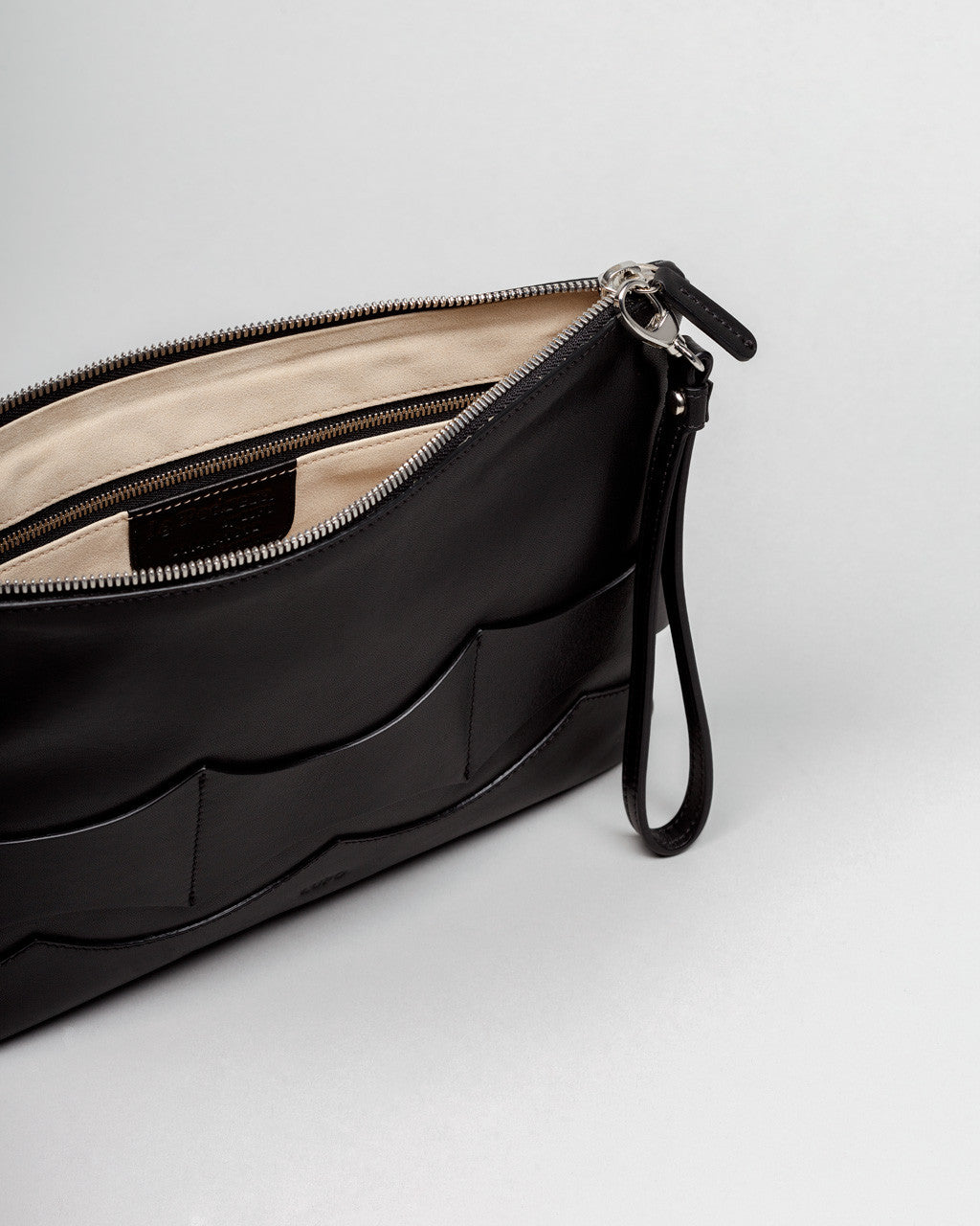 Flow Pouch Medium in calfskin